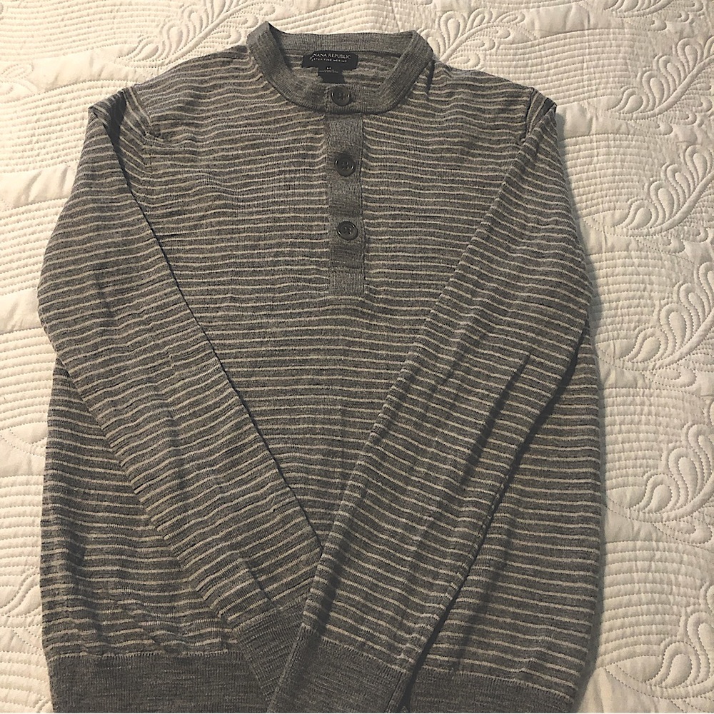 Banana Republic merino wool crew neck sweater with buttons